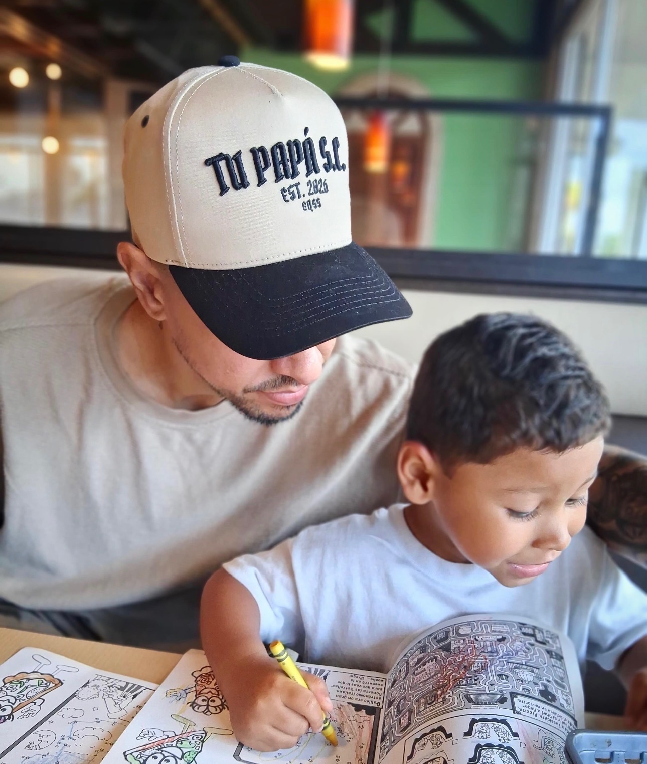 Papá pintando con su hijo en restaurante