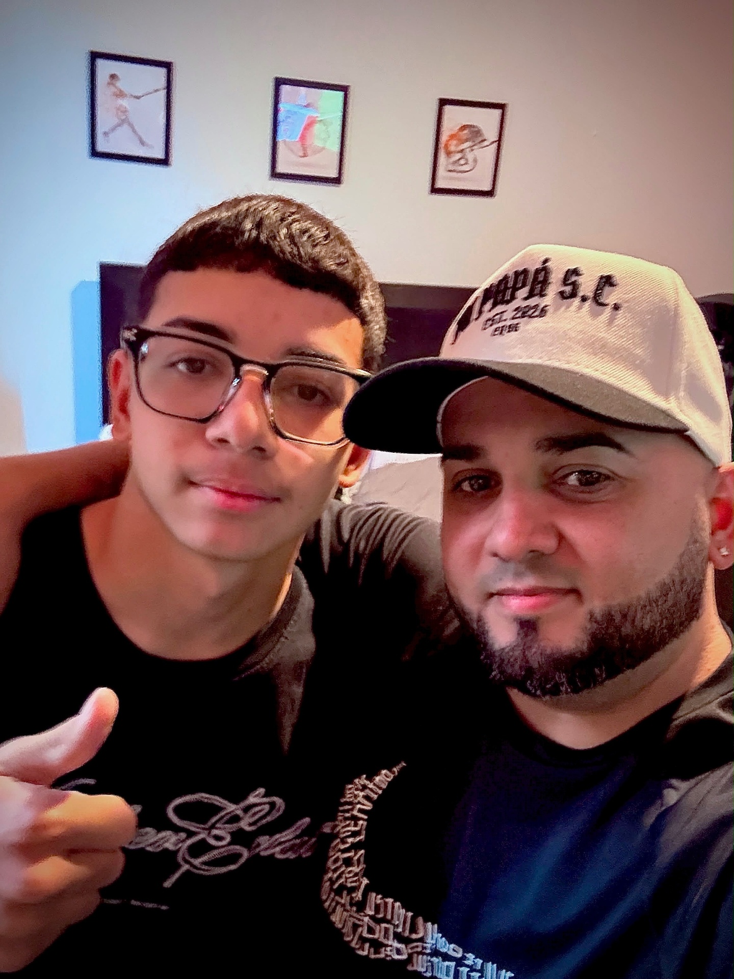 Padre e hijo adolescente con la gorra TPSC